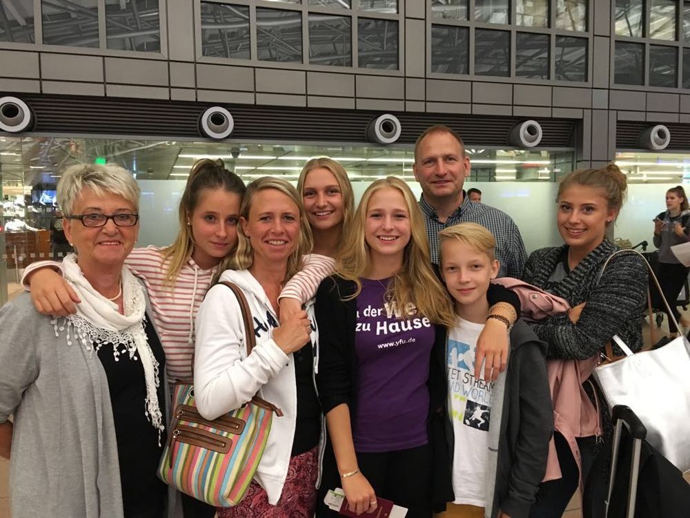 Jette am Flughafen mit ihrer Familie