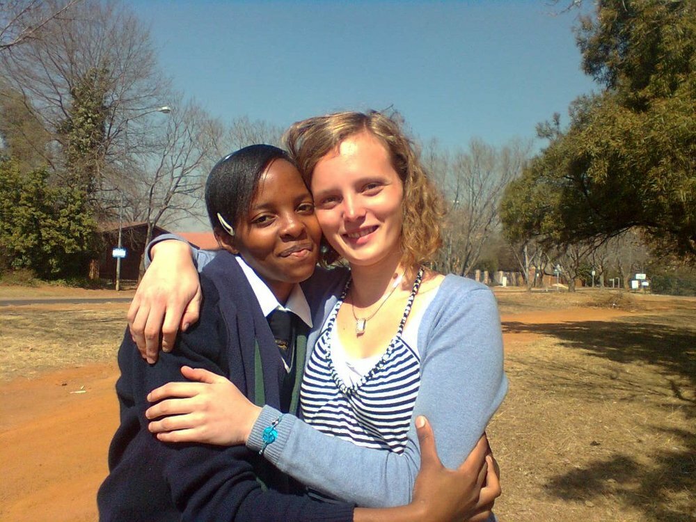 Austauschschülerin Leonie in der Schule mit einer Freundin