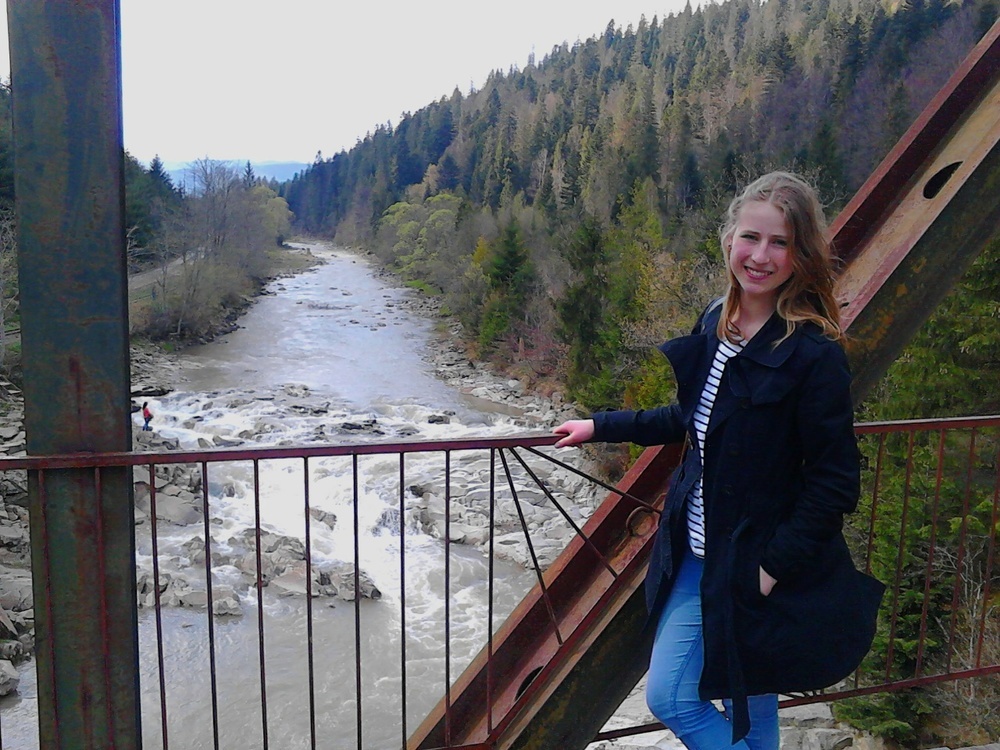 Andrea bei einem Ausflug durch die estnische Natur