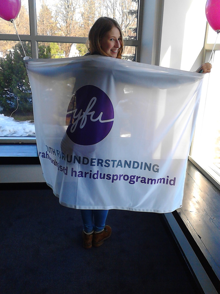 Andrea mit der estnischen YFU-Fahne
