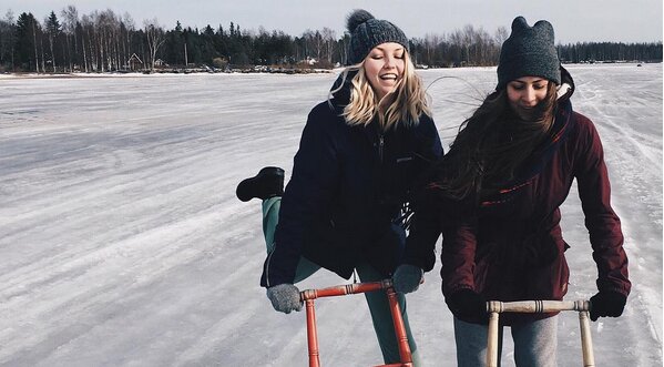 Marie Luise mit einer Freundin im winterlichen Finnland