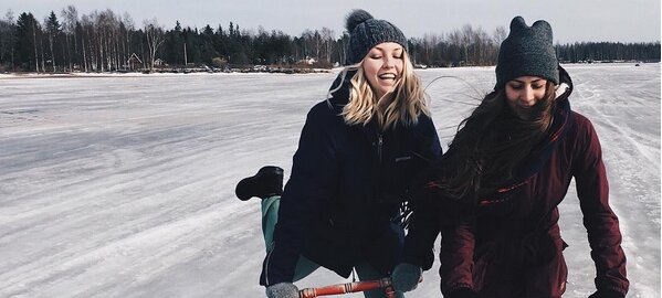 Austauschschülerin Marie Luise mit einer Freundin im winterlichen Finnland