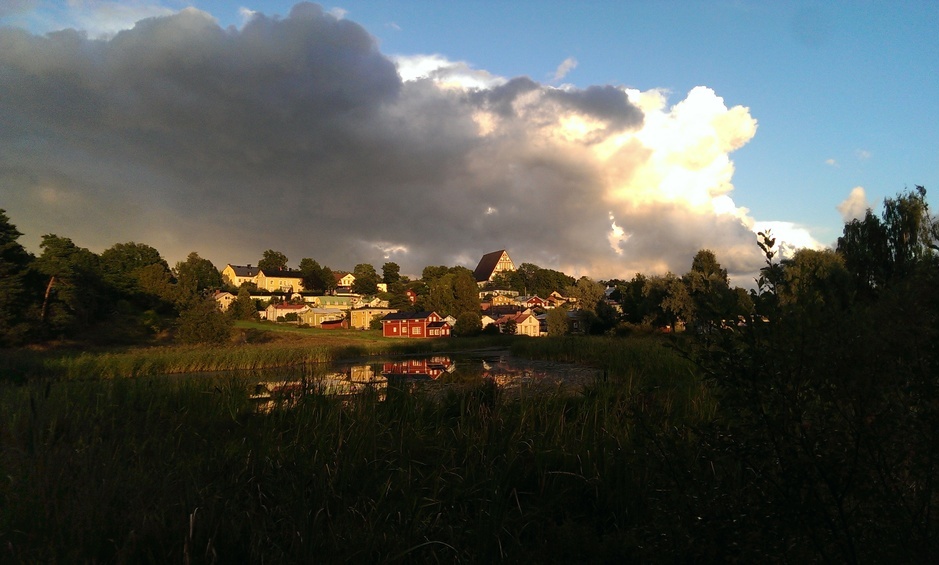 Finnische Stadt im Sonnenschein