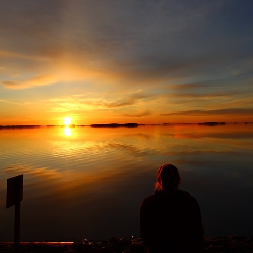 Austauschschülerin beim Sonnenuntergang in Finnland 