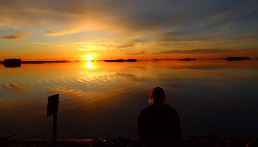Austauschschülerin bei Sonnenuntergang in Finnland 