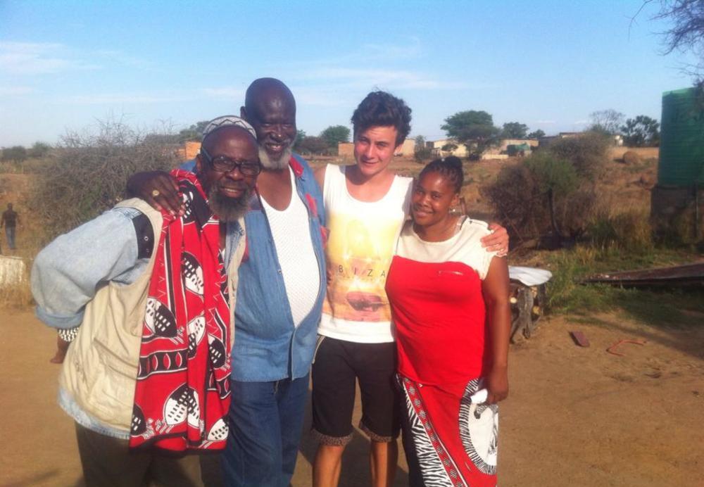 Jakob zu Besuch in einem südafrikanischen Dorf