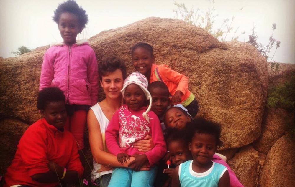 Jakob mit südafrikanischen Kindern