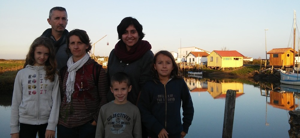 Austauschschülerin Annahita mit ihrer Gastfamilie an der Rochelle