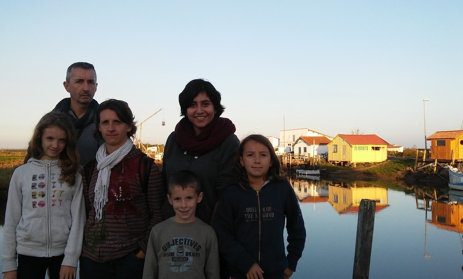 Annahita mit ihrer ersten Gastfamilie in La Rochelle
