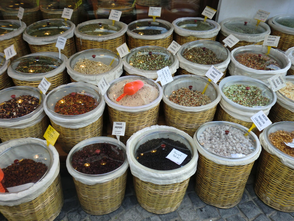 Bunte Gewürzauslagen auf dem Markt