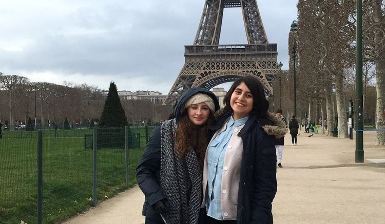 Annahita mit ihrer Gastschwester in Paris