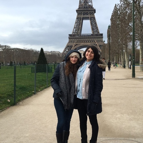 Austauschschülerin Annahita mit ihrer Gastschwester in Paris