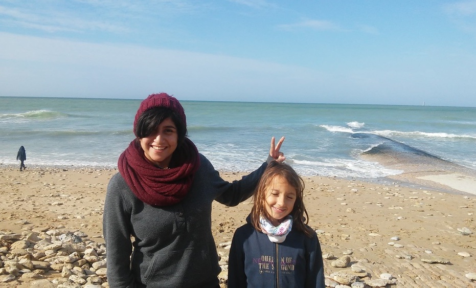 Annahita mit ihrer ersten Gastschwester am Meer