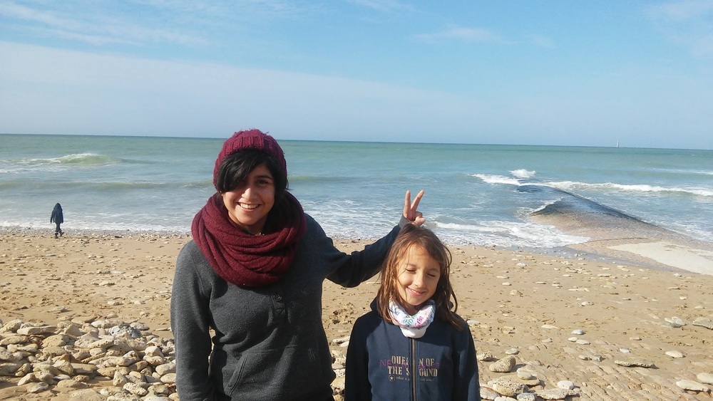 Austauschschülerin Annahita mit ihrer Gastschwester am Meer in Frankreich