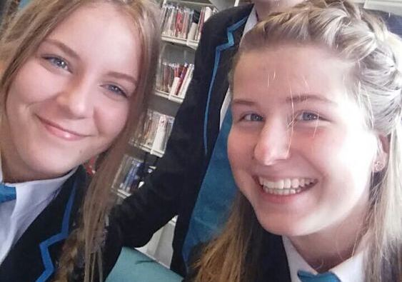 Anna mit einer Freundin in der Schule