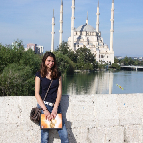 Austauschschülerin vor Moschee in der Türkei