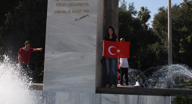 Mit der türkischen Flagge 