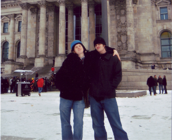Mack mit seinem Gastbruder in Berlin