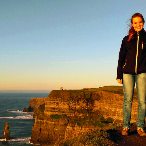 Austauschschülerin vor Landschaft in Irland