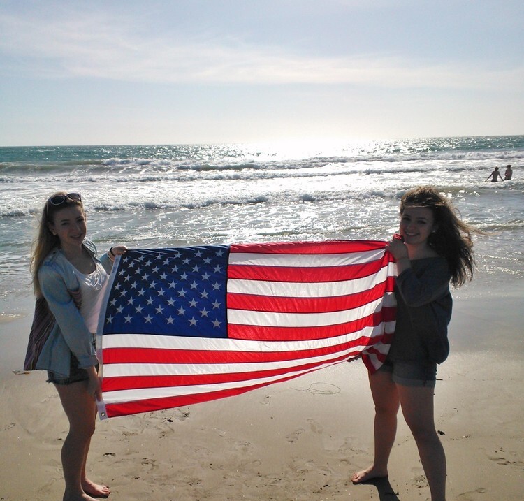 Austauschschülerin Laura mit einer Freundin am Meer in den USA