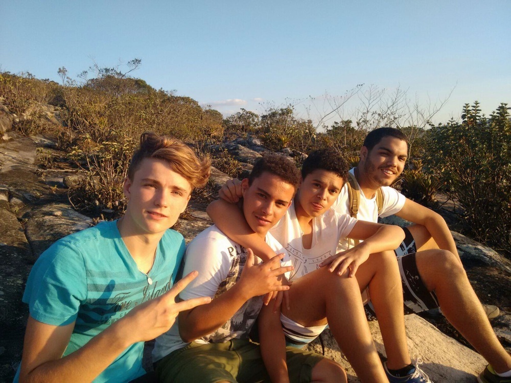 Austauschschüler mit seinen brasilianischen Freunden