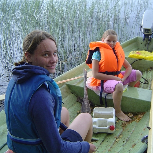 Austauschschülerin mit Gastschwester beim Bootfahren in Finnland