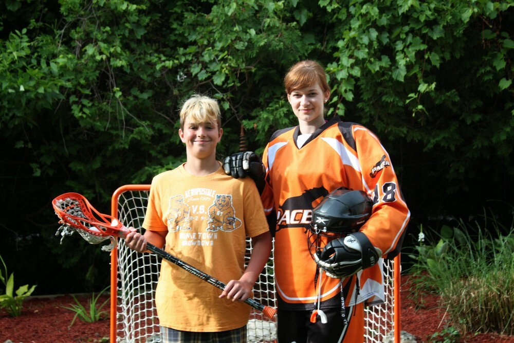 Hanna mit ihrem Gastbruder in Lacrosse-Uniform