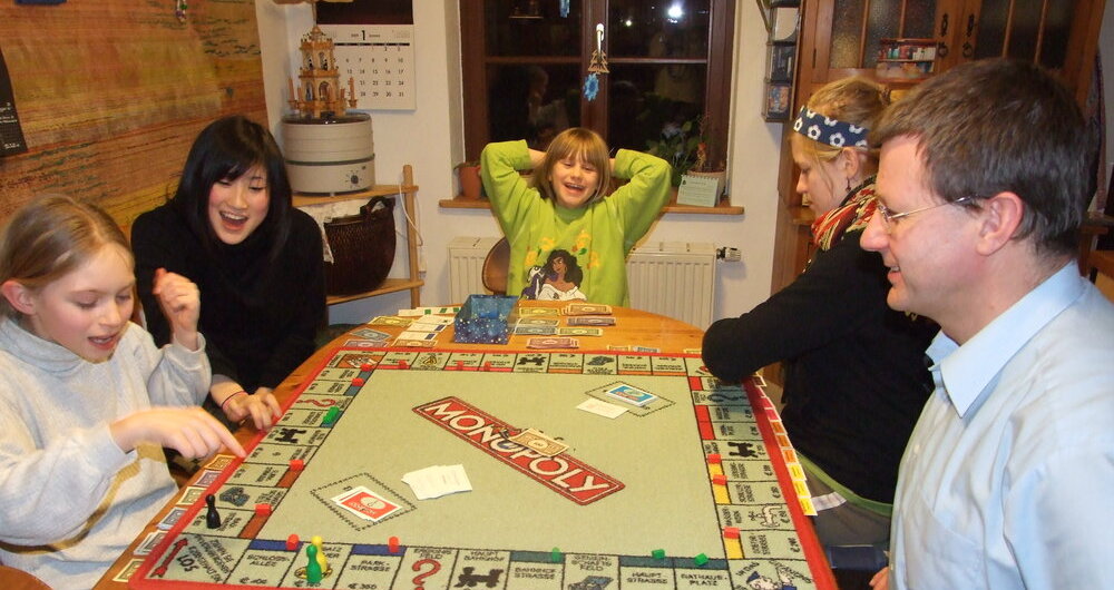 Familie Muntschick mit Ayaka beim Monopolyspielen