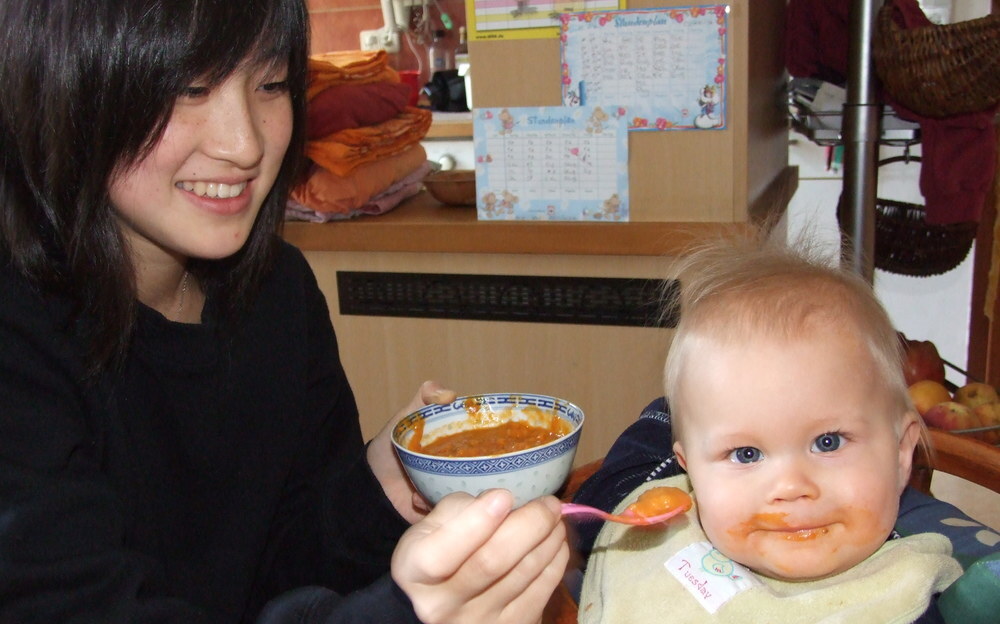 Ayaka füttert das Baby