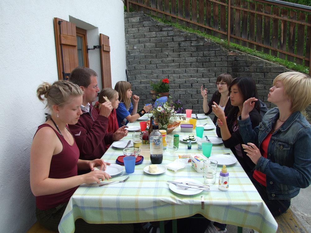 Gemeinsames Abendessen während des Familienurlaubs