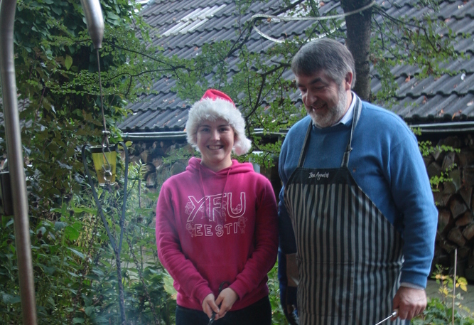 Austauschschülerin Beatrisa aus Estland beim "Weihnachtsgrillen"