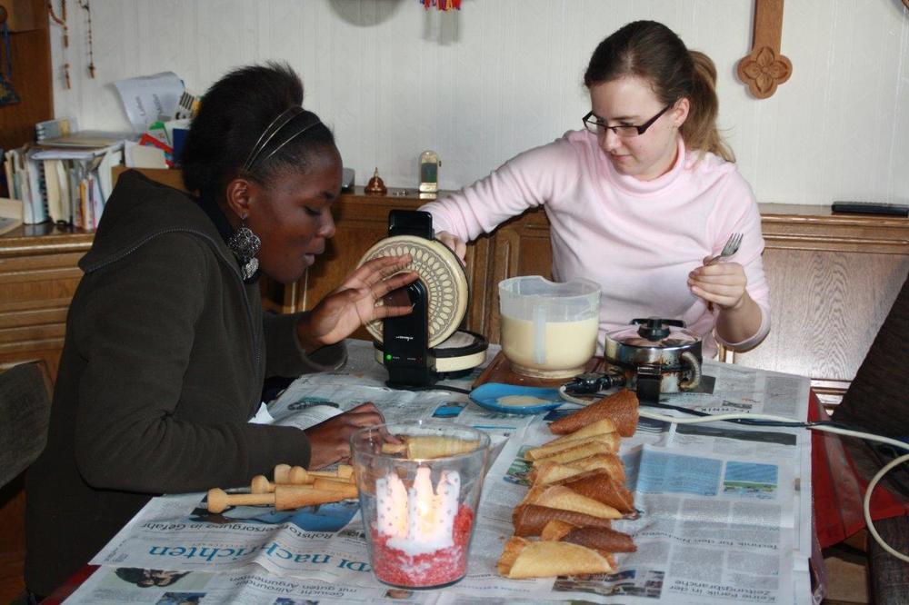 Yaa und Chantal: Gastschwestern backen Neujahrswaffeln