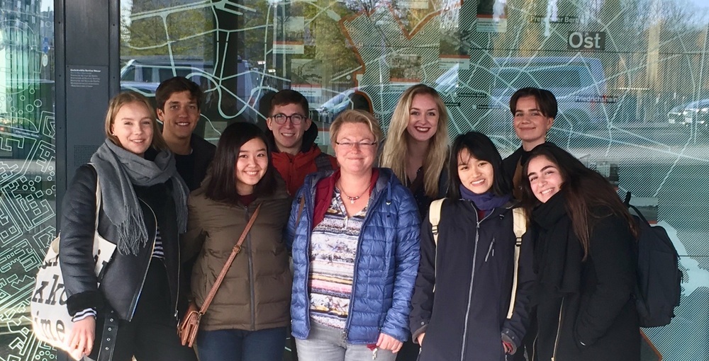 Austauschschülerin aus Japan mit Gastmutter und anderen Austauschschülern