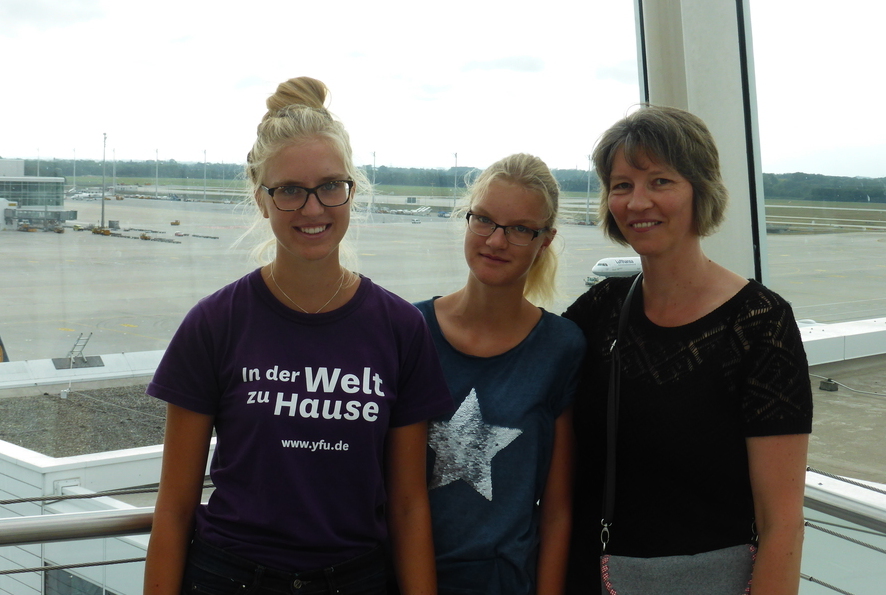 Alina mit ihrer Familie beim Abflug