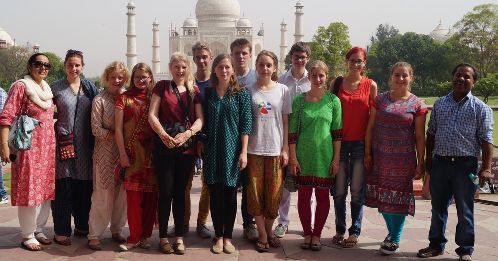 YFU-Austauschschülerinnen vor dem berühmten Taj Mahal in Agra