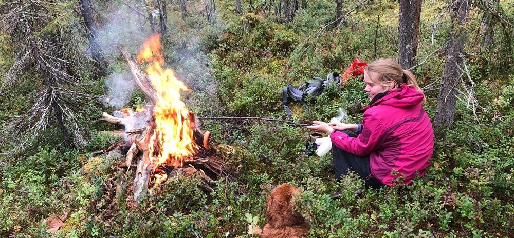Austauschschülerin mit Freunden auf Berg in Finnland