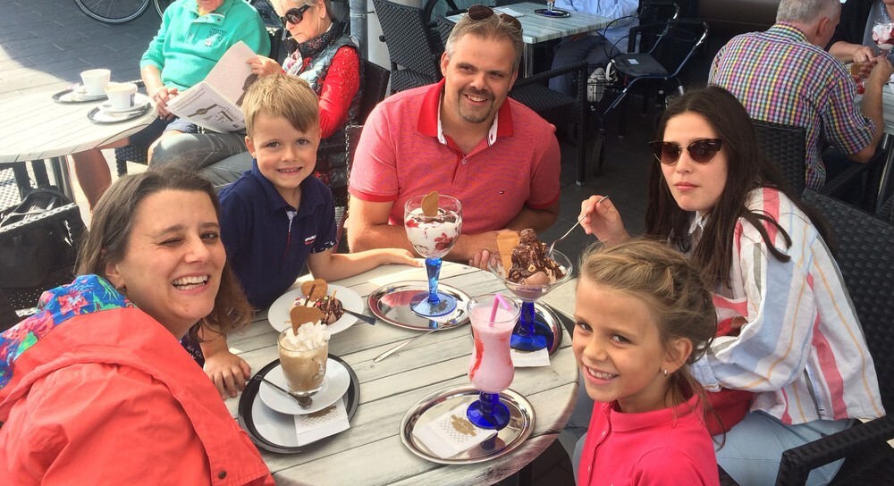 Eis essen mit der ganzen Familie