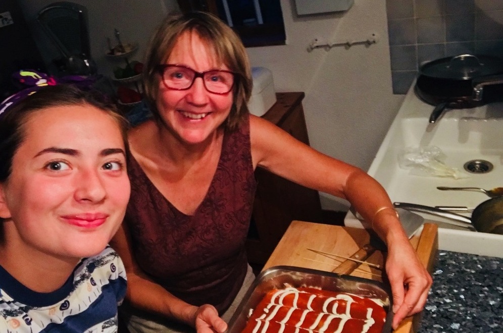 Gastmutter Sybille und Irem beim Backen