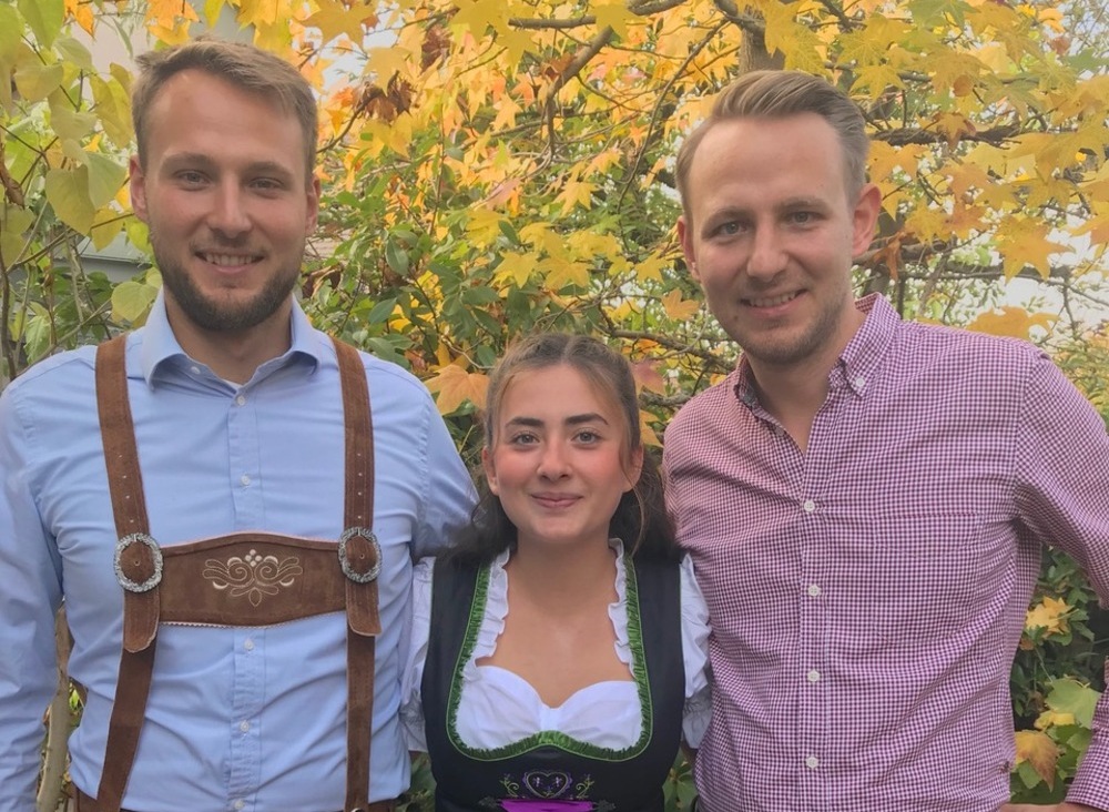 Irem in Tracht und mit ihren Gastbrüdern