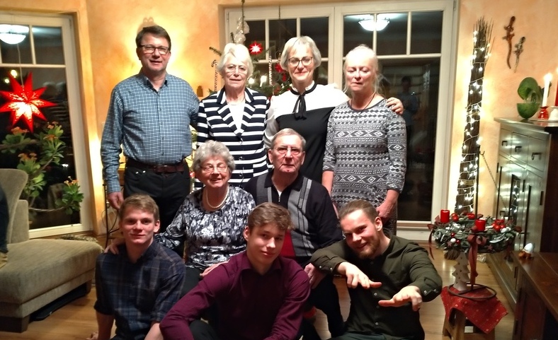 Familie Lobeda mit Gastsohn Jaan an Weihnachten