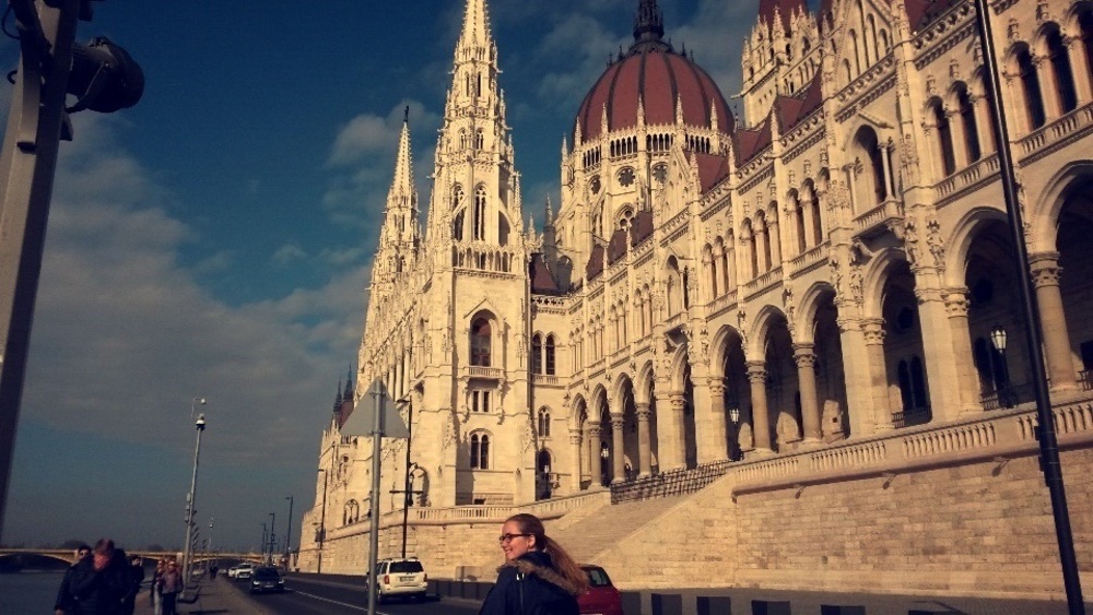 Jule vor dem Parlament