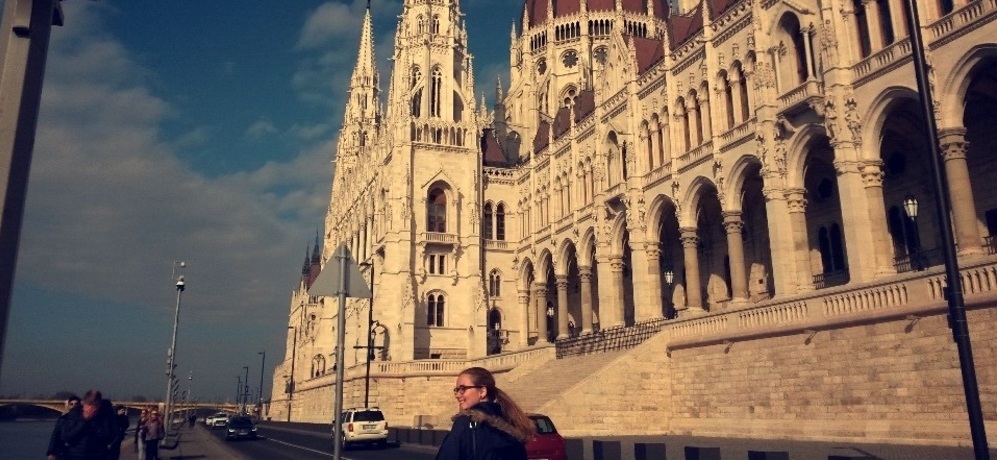 Jule vor dem Parlament in Budapest