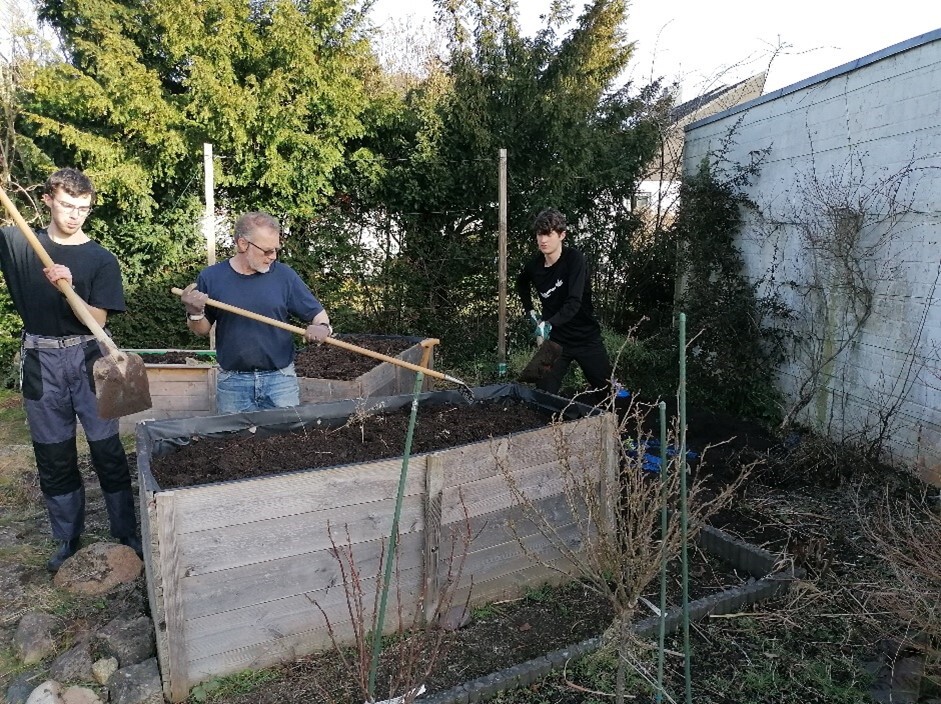 Tatkräftige Hilfe bei der Gartenarbeit