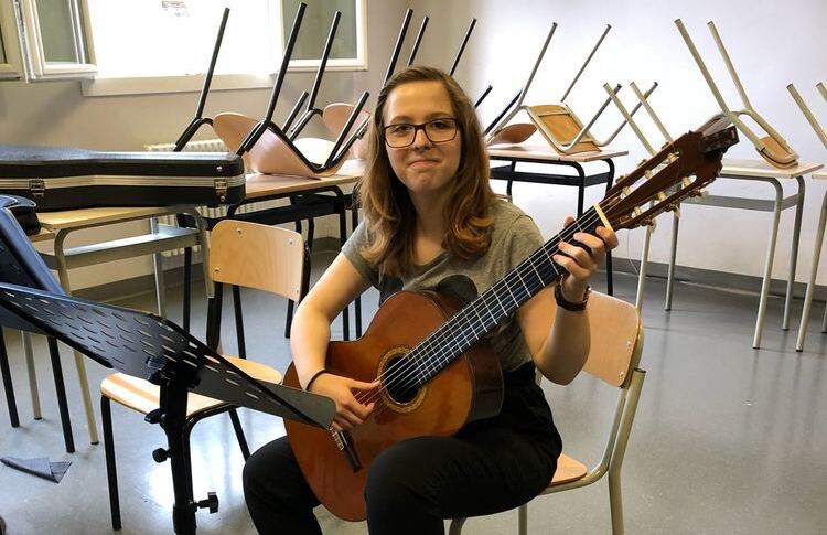 Carolin beim Gitarrespielen