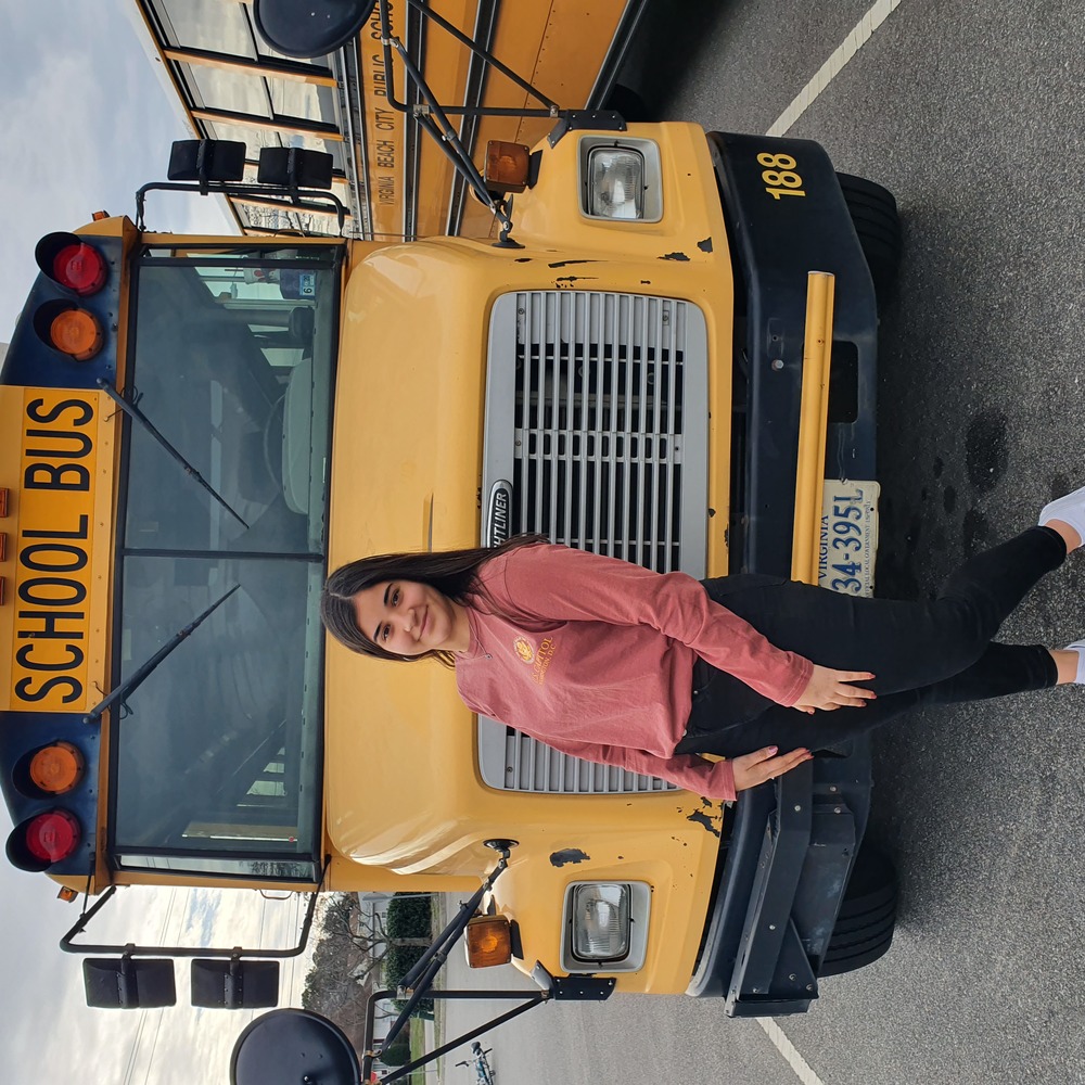 Alina vor einem der typisch amerikanischen Schulbussen