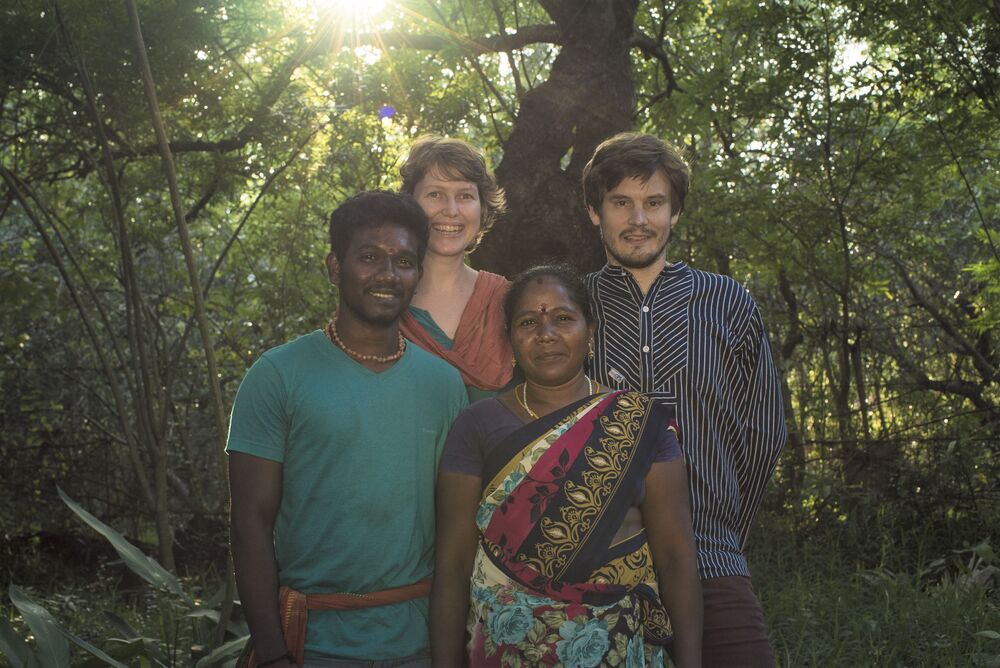 Ihre Curries haben sein Studium finanziert: Mina (v.) mit Arun (l.). Foto: Vimal Bhodaj