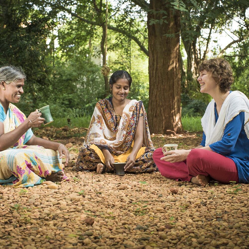 Surya mit Bhuvana (m.) und Renuka (l.) in Indien. Foto: Vimal Bhodaj