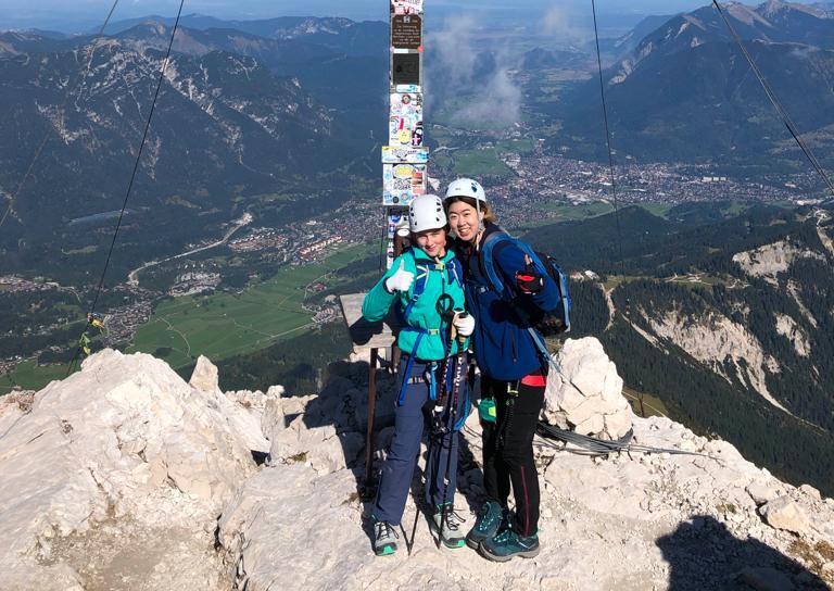 Erin mit ihrer Gastschwester auf der Alpspitze