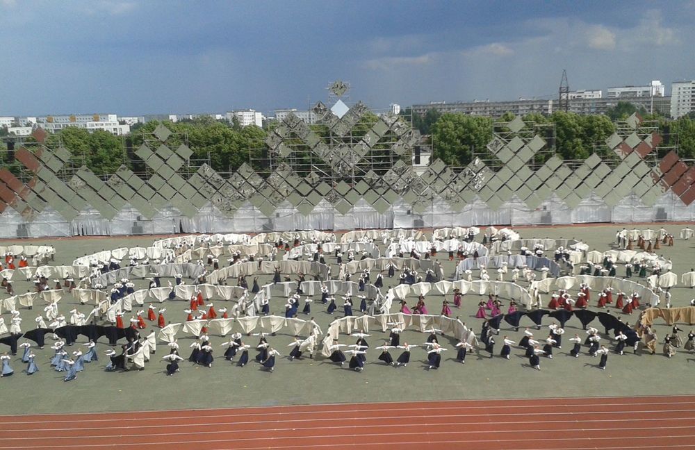 Beim Gesangs- und Tanzfest in Riga kommen zehntausende Menschen zusammen