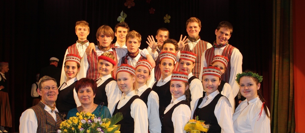 Austauschschülerin mit Tanzgruppe in Lettland